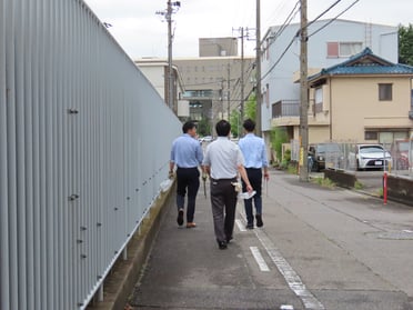 本社周辺の道路でごみ拾い中。ごみは無いか、皆で探しています。