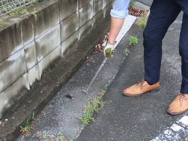 本社周辺の道路のごみ拾い中。ごみ発見！